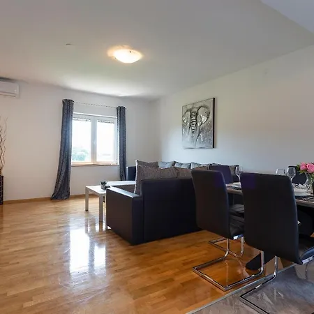 Apartman Karoca 3 *